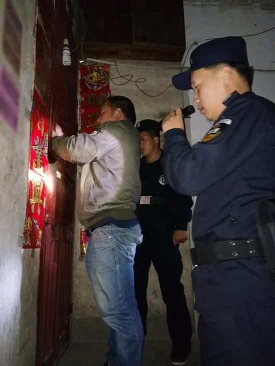 山南地区粗心妈妈误将幼女锁家中 民警全城寻开锁师傅开门